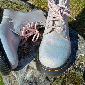 🩷 SWEET 🩷 NWOT Dr. Martens Sz. 6 "Pascal" irresdescent, pink mock croc Leather